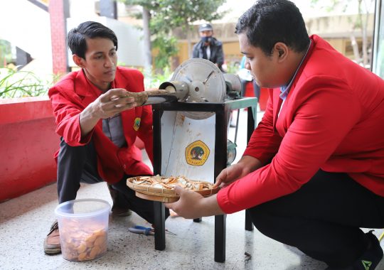 Mesin Pemotong Keripik Karya Mahasiswa Untag Bantu Produktivitas UMKM